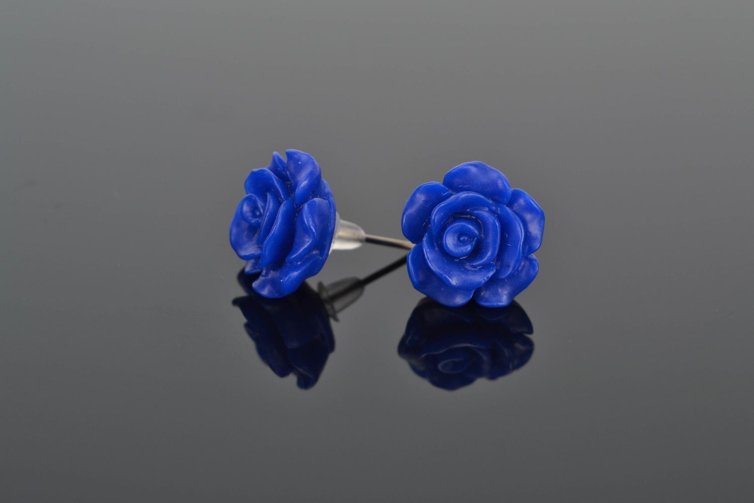 Pendientes de clavo de arcilla polimérica con forma de rosas azules foto 1