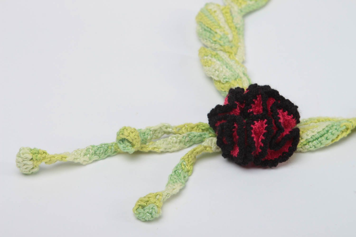Collier textile Bijou fait main crochet vert fleur rouge noir Accessoire femme photo 3