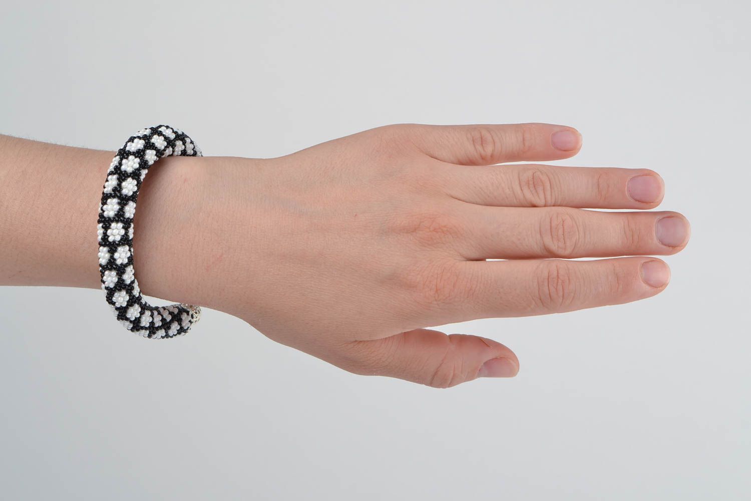 Bracelet fait main noir blanc tressé au crochet accessoire stylé pour femme photo 2