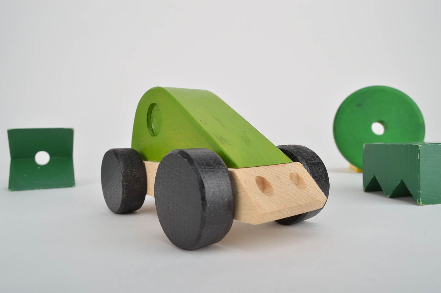 Игрушка ручной работы деревянная машинка игрушка из дерева зеленая от 3 лет фото 1