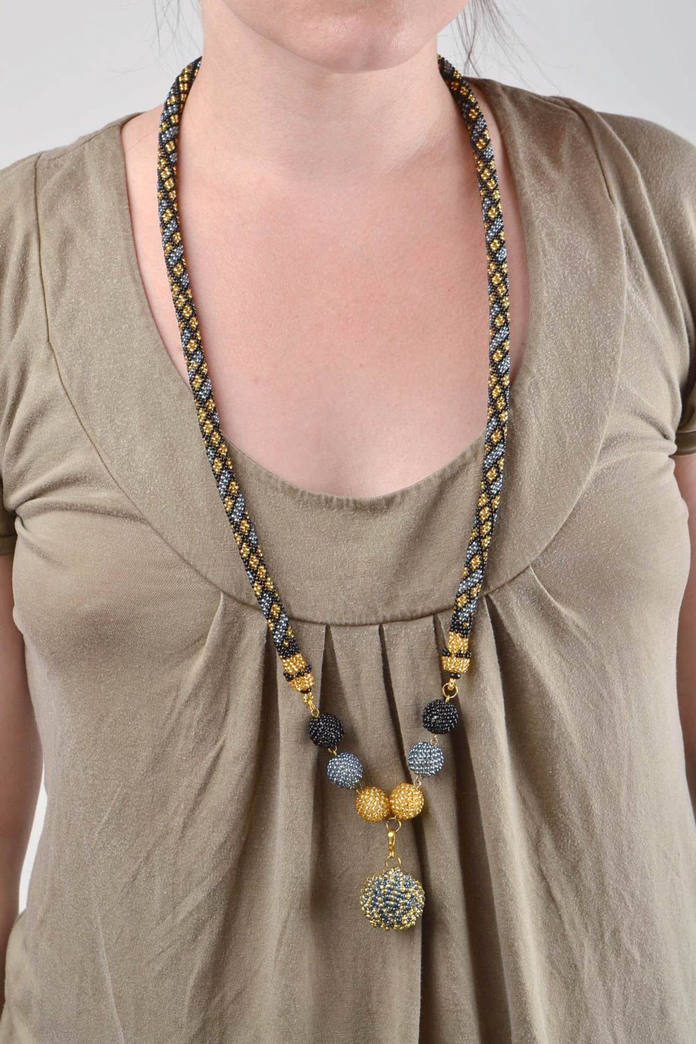 Collana tubolare lunga fatta a mano accessorio da donna di perline foto 1