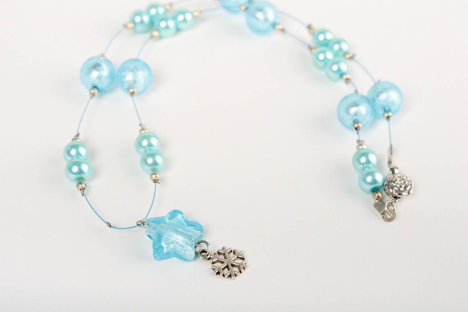 Collar de cuentas de vidrio veneciano y perlas de cerámica artesanal azul foto 3