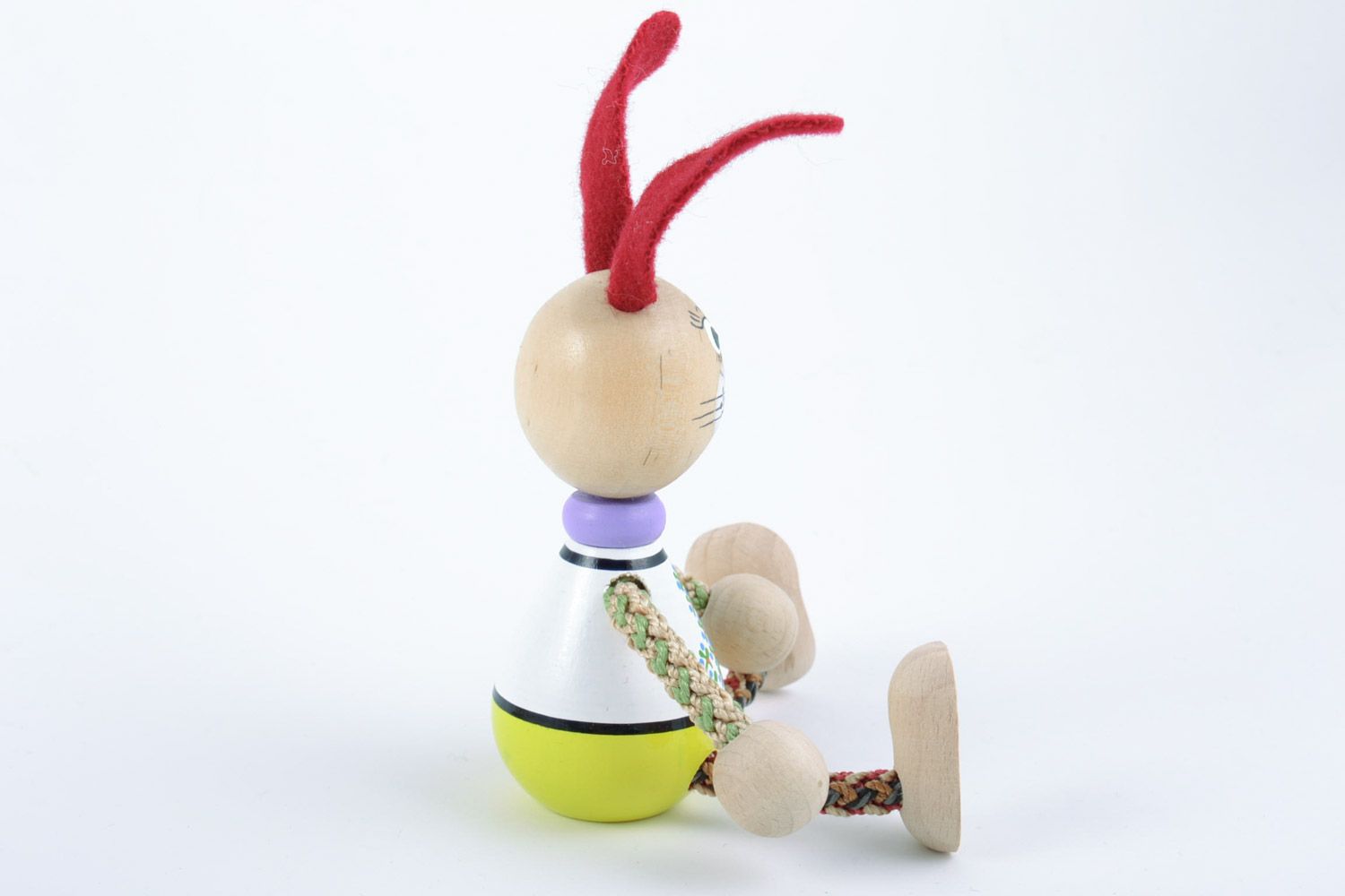 Juguete de madera hecho a mano pintado ecológico liebre con patas de cordones foto 4