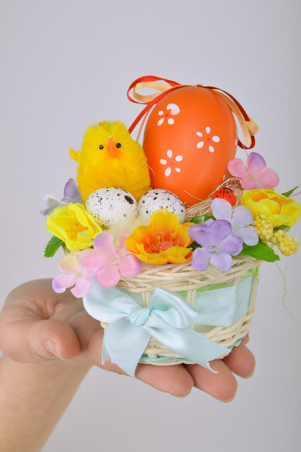 Petit panier avec oeuf de Pâques décoratif fait main orné de ruban et fleurs photo 3