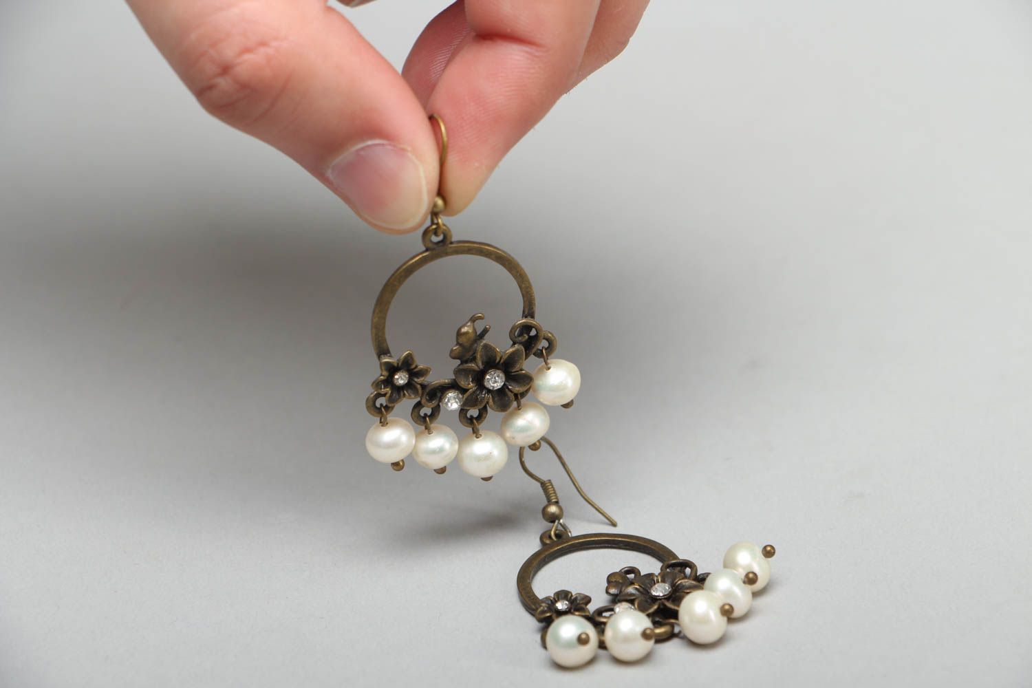 Boucles d'oreilles pendantes en métal avec fleurs faites main photo 3