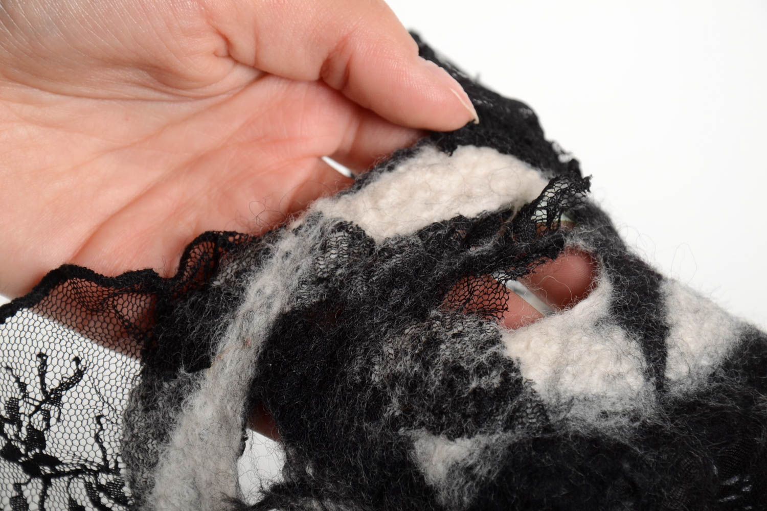 Écharpe laine feutrée faite main Vêtement femme noir et blanc Idée cadeau photo 5