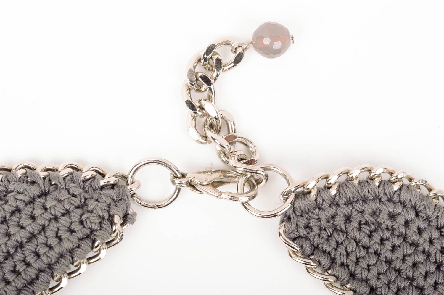 Серое массивное ожерелье вязаное колье хэнд мэйд бижутерия из натуральных камней фото 5