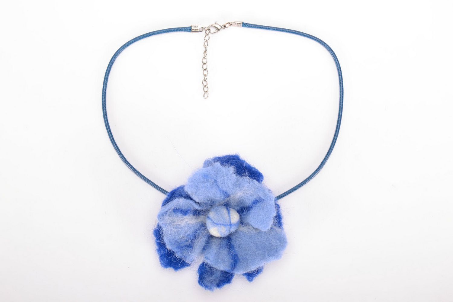Pendentif fleur bleue Bijou fait main en laine feutrée Cadeau femme original photo 3