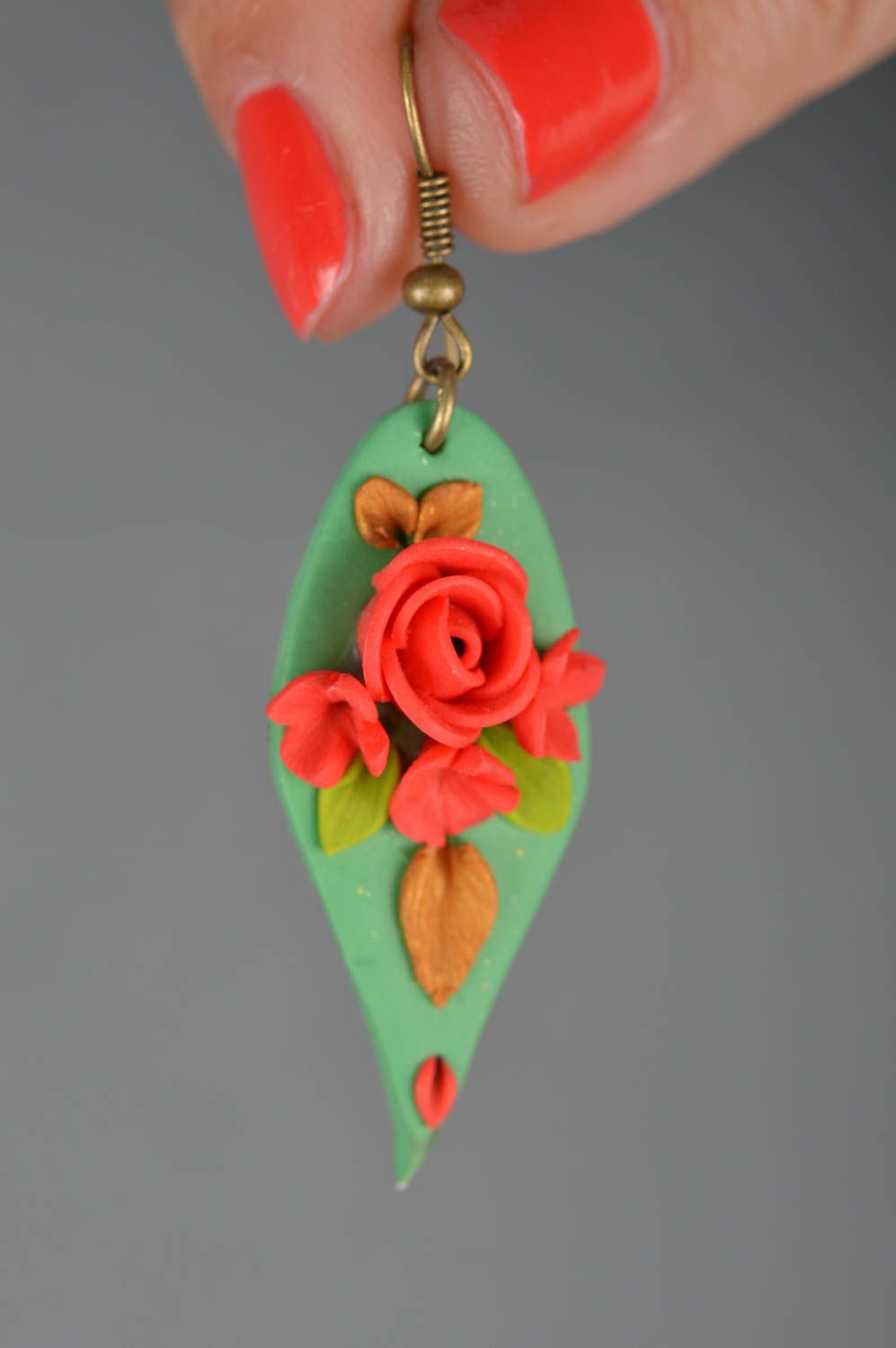 Boucles d'oreilles en pâte polymère rouge vert avec fleurs faites main photo 3