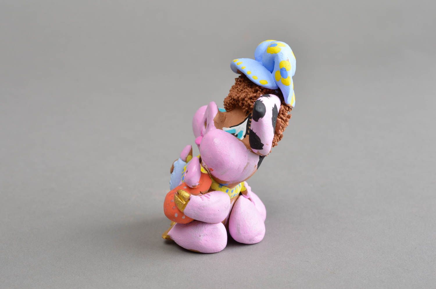 Авторский керамический сувенир ручной работы свинка розового цвета в шапке фото 4