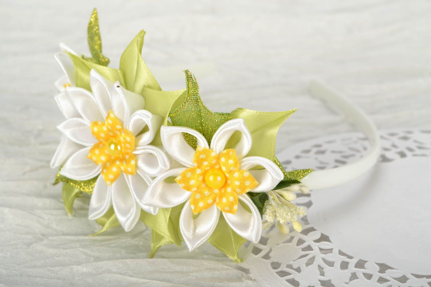 Hairband with white flowers photo 1