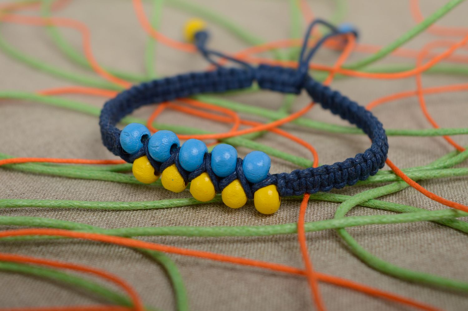 Bracelet en macramé original lacet bleu ciré et perles en bois fait main photo 2
