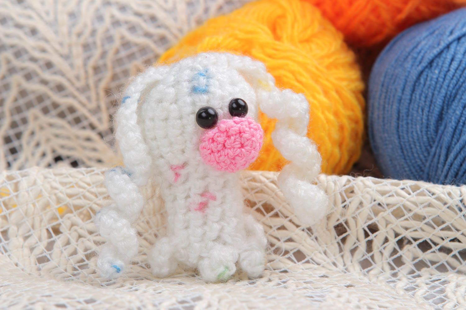 Broche lapin blanc Bijou fait main tricoté au crochet Cadeau enfant original photo 1