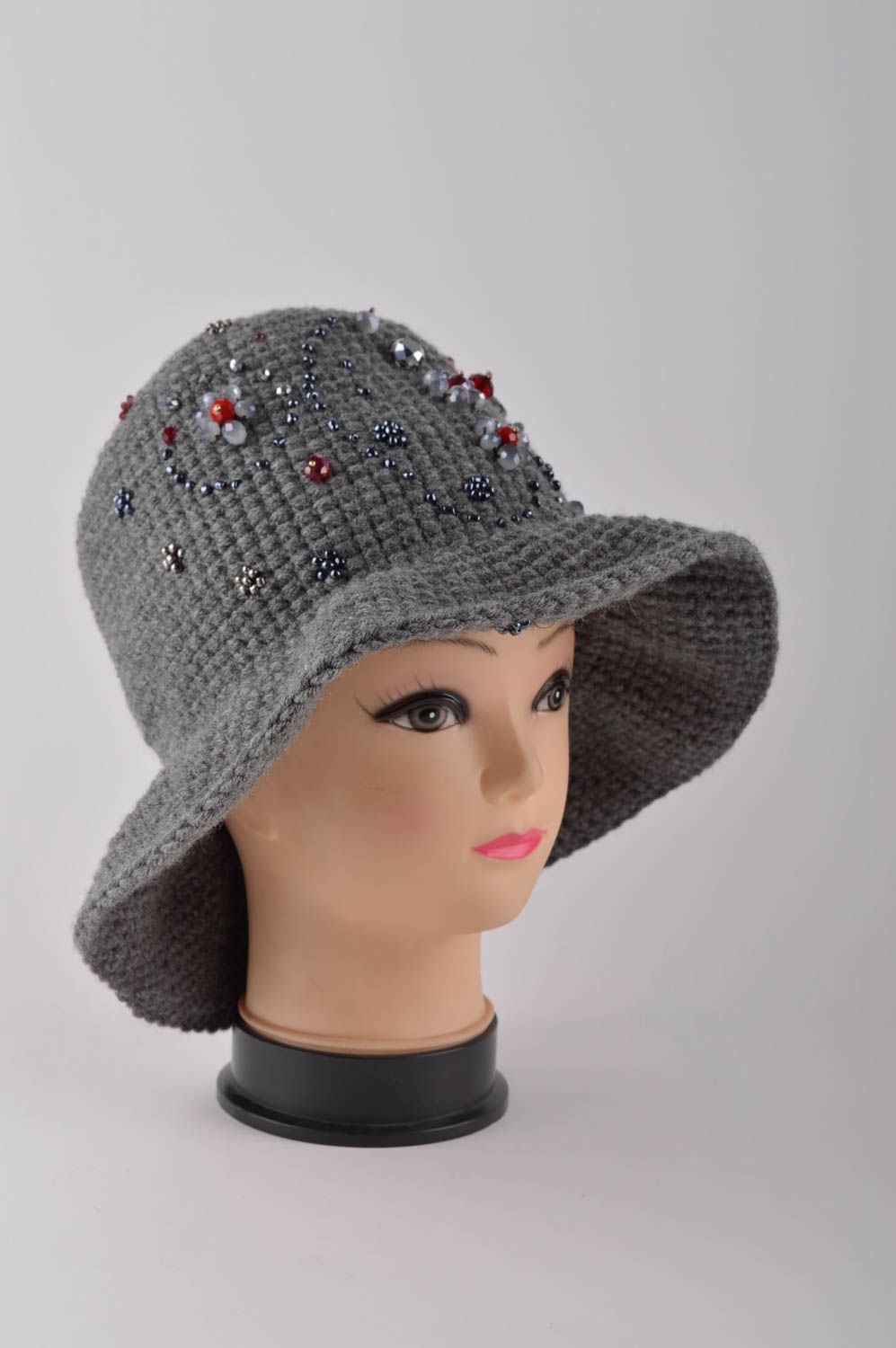 Handmade gehäkelter Hut Geschenk für Frau moderner Hut aus Wolle grau  foto 3