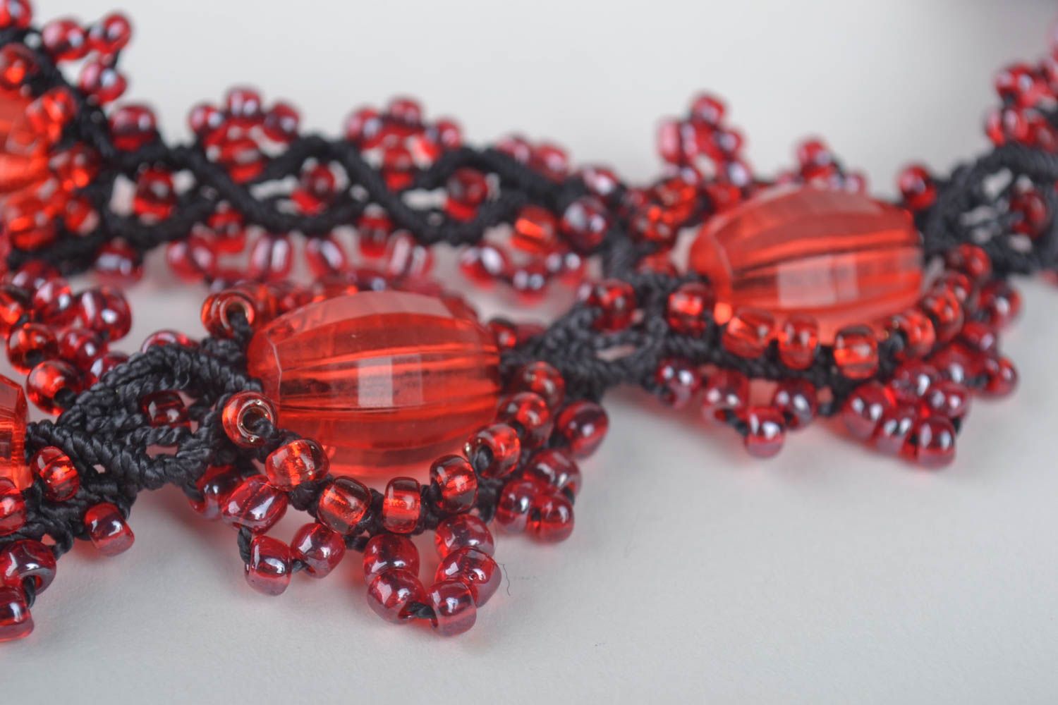 Collier textile Bijou fait main macramé perles rouge noir Accessoire femme photo 3