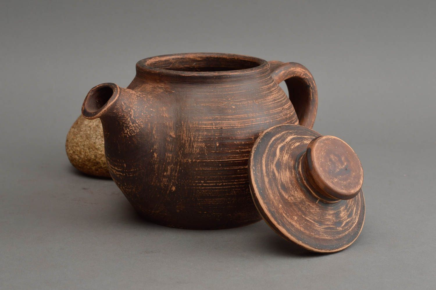 Керамический чайник ручной работы с крышкой коричневый для заваривания на 500 мл фото 1