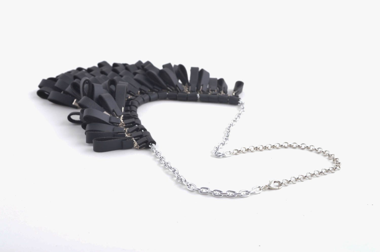 Подарок ручной работы массивное ожерелье из бахромы кожаное колье черное фото 5