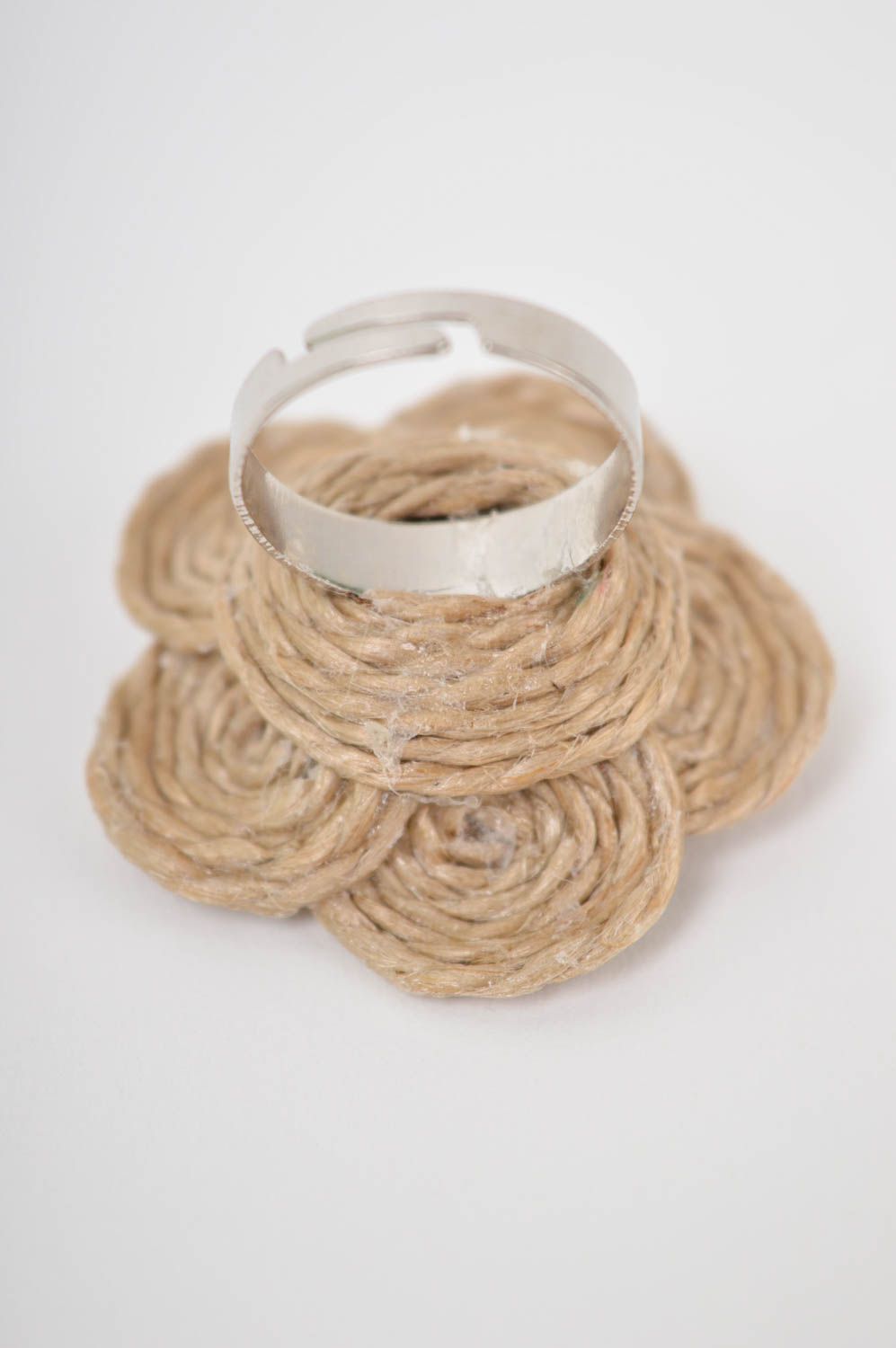 Handmade Schmuck Metall Ring Accessoire für Frauen Ring mit Blume aus Bindfaden foto 4