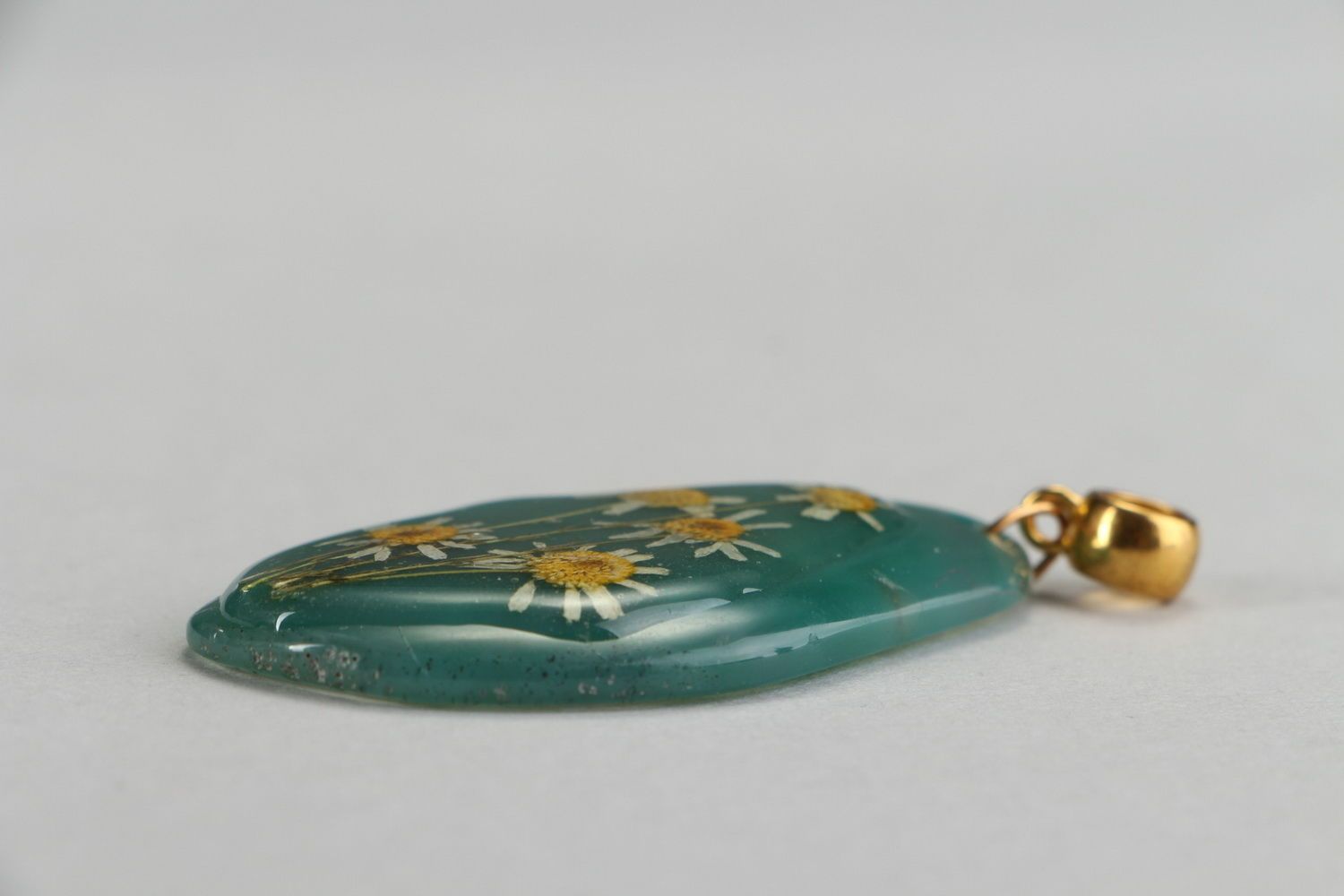 Pendant with natural flowers in epoxy resin Agate and daisies photo 4