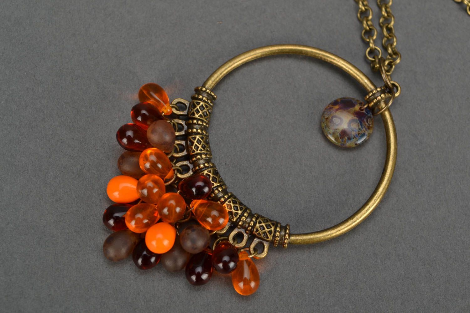 Pendentif rond en perles de verre tchèque sur chaîne en métal original fait main photo 3