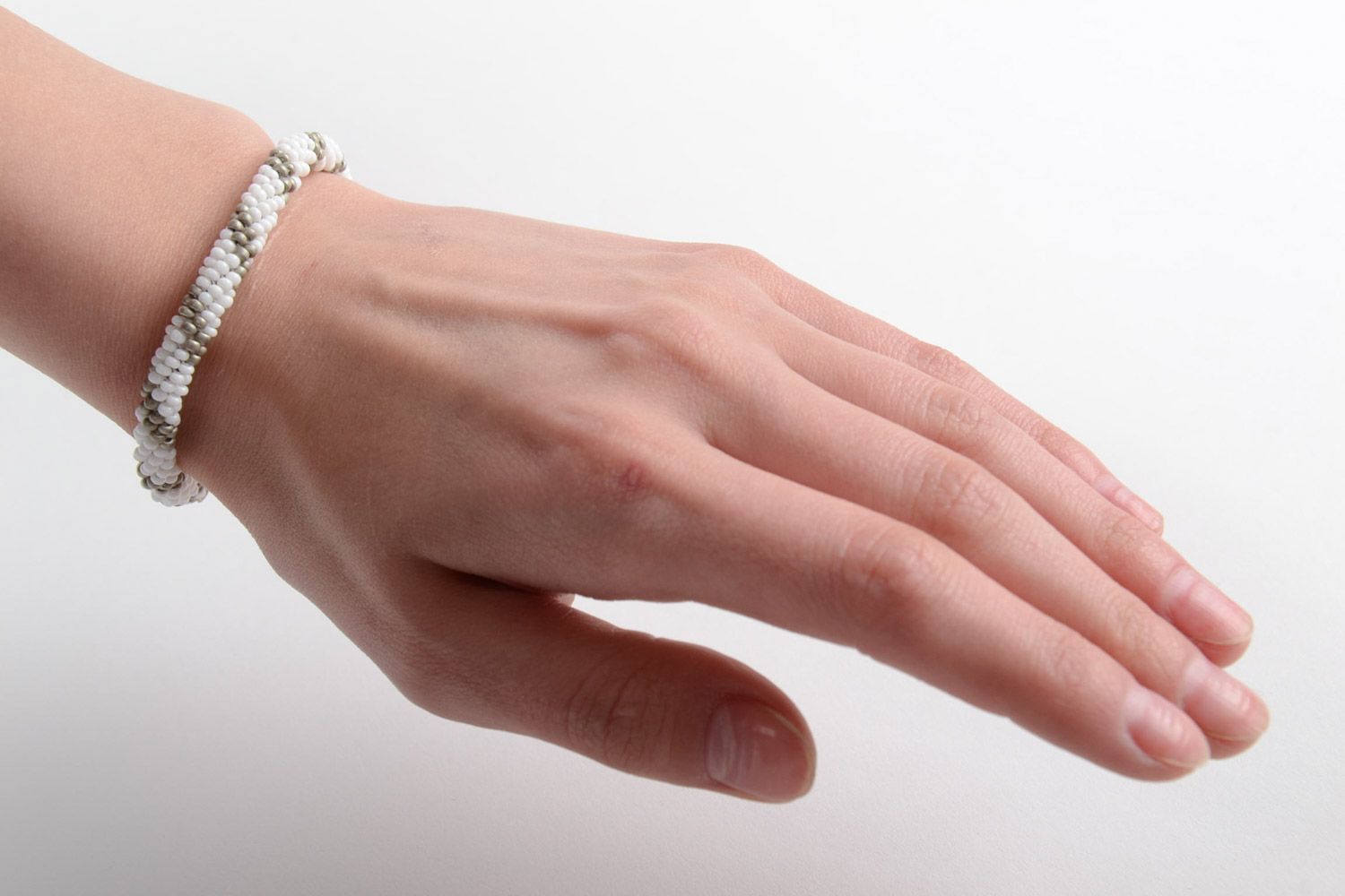 Schönes weißes handmade Armband aus böhmischen Glasperlen in Form der Litze foto 5