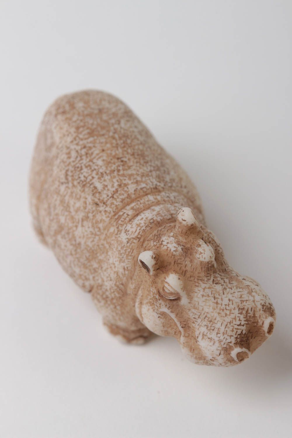 Статуэтка из полимерной смолы и мраморной крошки в виде бегемота ручной работы фото 4