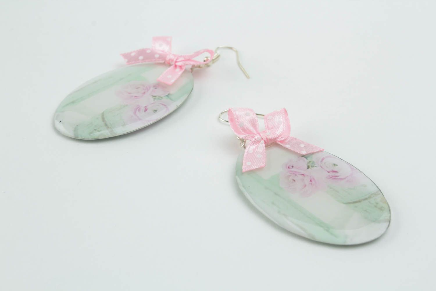 Oval-shaped earrings with bows photo 1