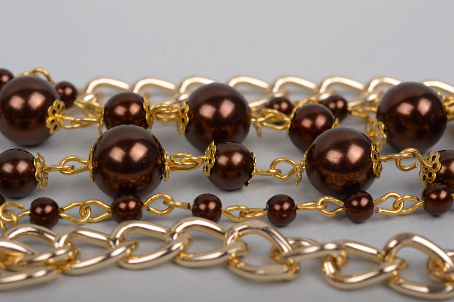 Ожерелье из бусин украшение ручной работы красивая бижутерия из цепей и бусин фото 4