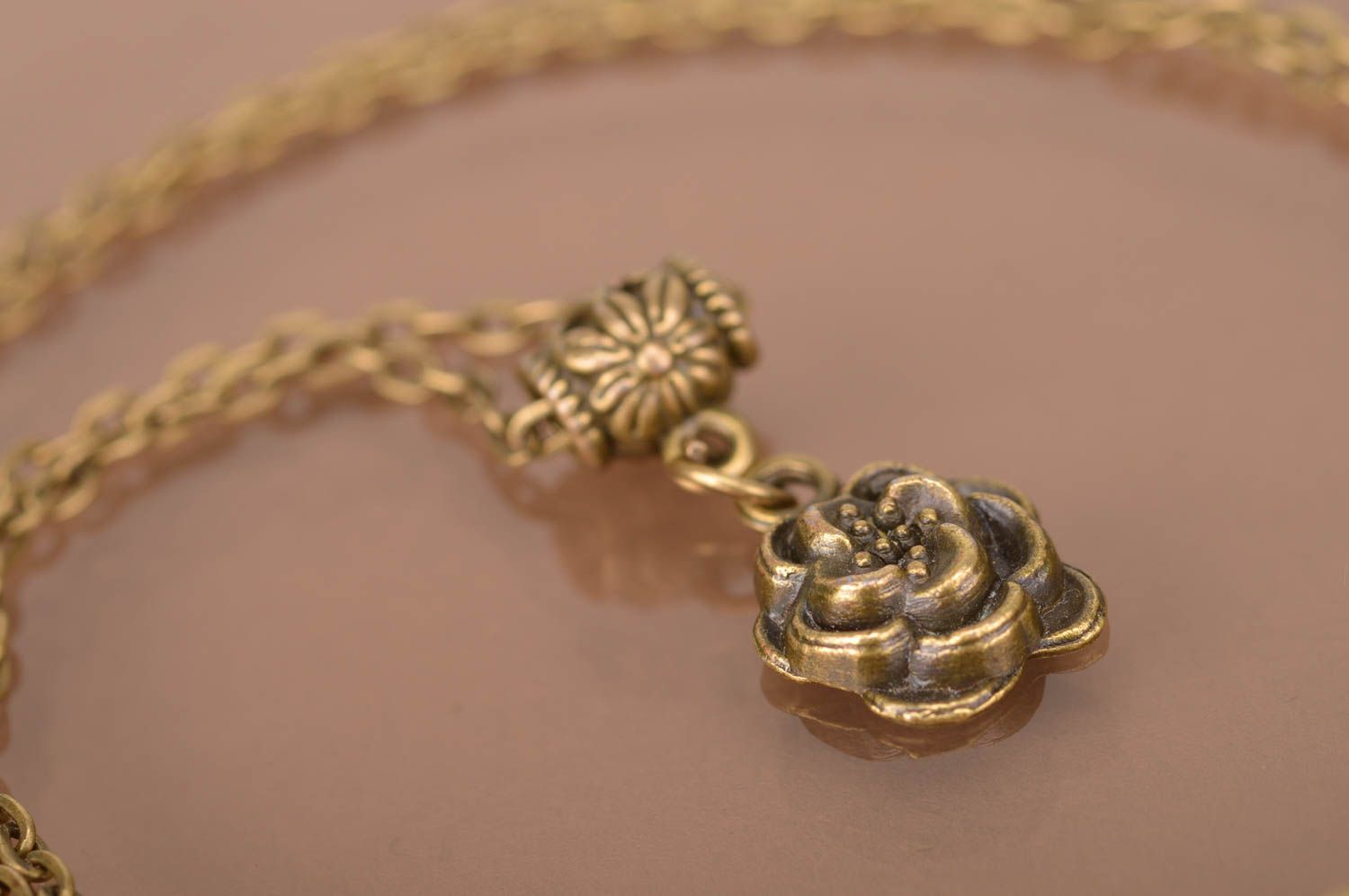 Pendentif en métal Bijoux fait main Accessoire femme fleur rose sur chaînette photo 4