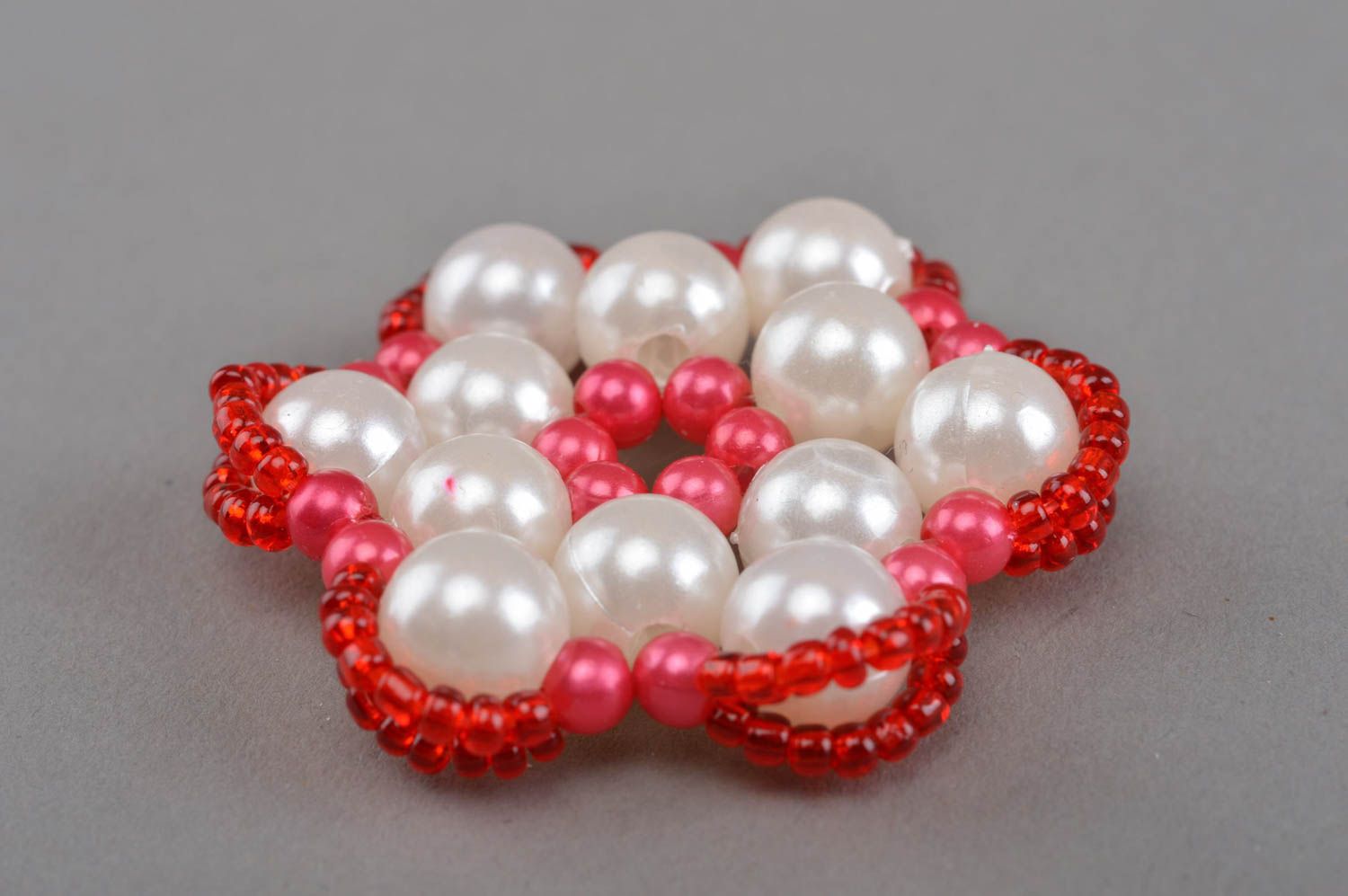 Porte-clés blanc rouge en perles de rocaille et perles fantaisie fait main Fleur photo 3