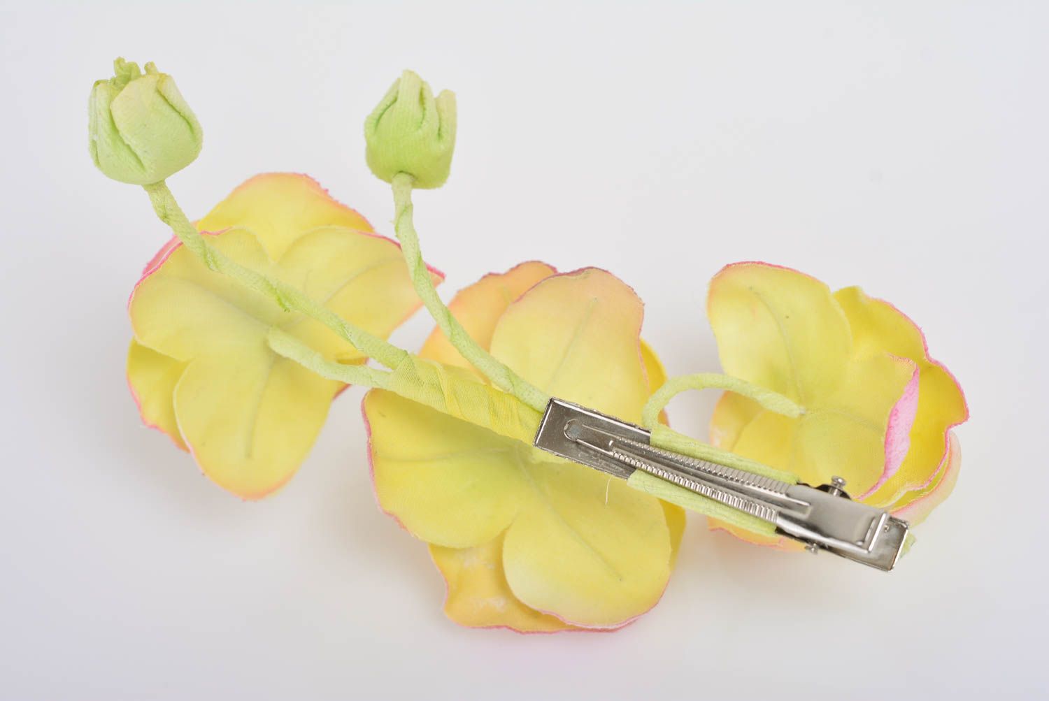 Pinza con flores para el cabello artesanal hermosa blanca amarilla de seda foto 5