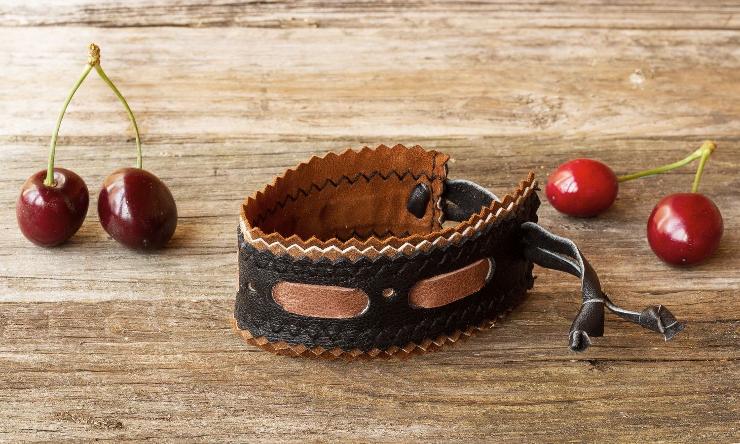 Bracelet made ​​of leather and suede, handmade photo 3