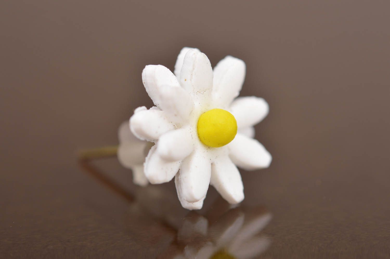 White handmade cute unusual stud earrings made of polymer clay Camomiles photo 5