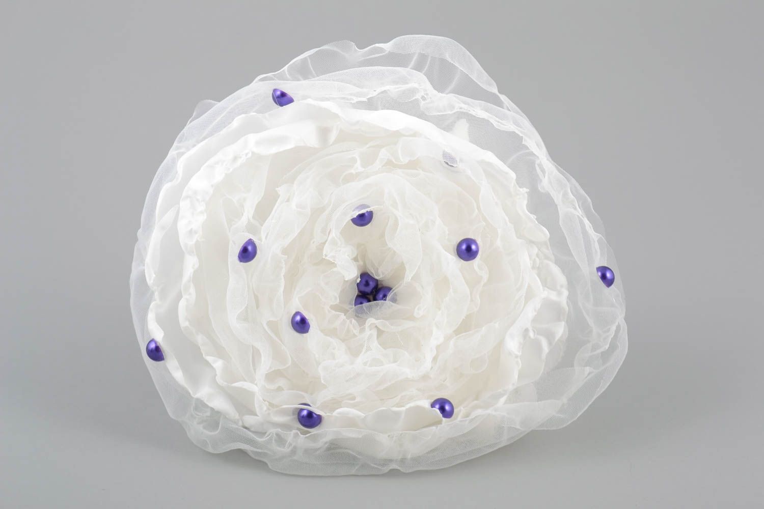 Bouquet artificiel de mariée en rubans de satin et tulle blanc violet fait main photo 2