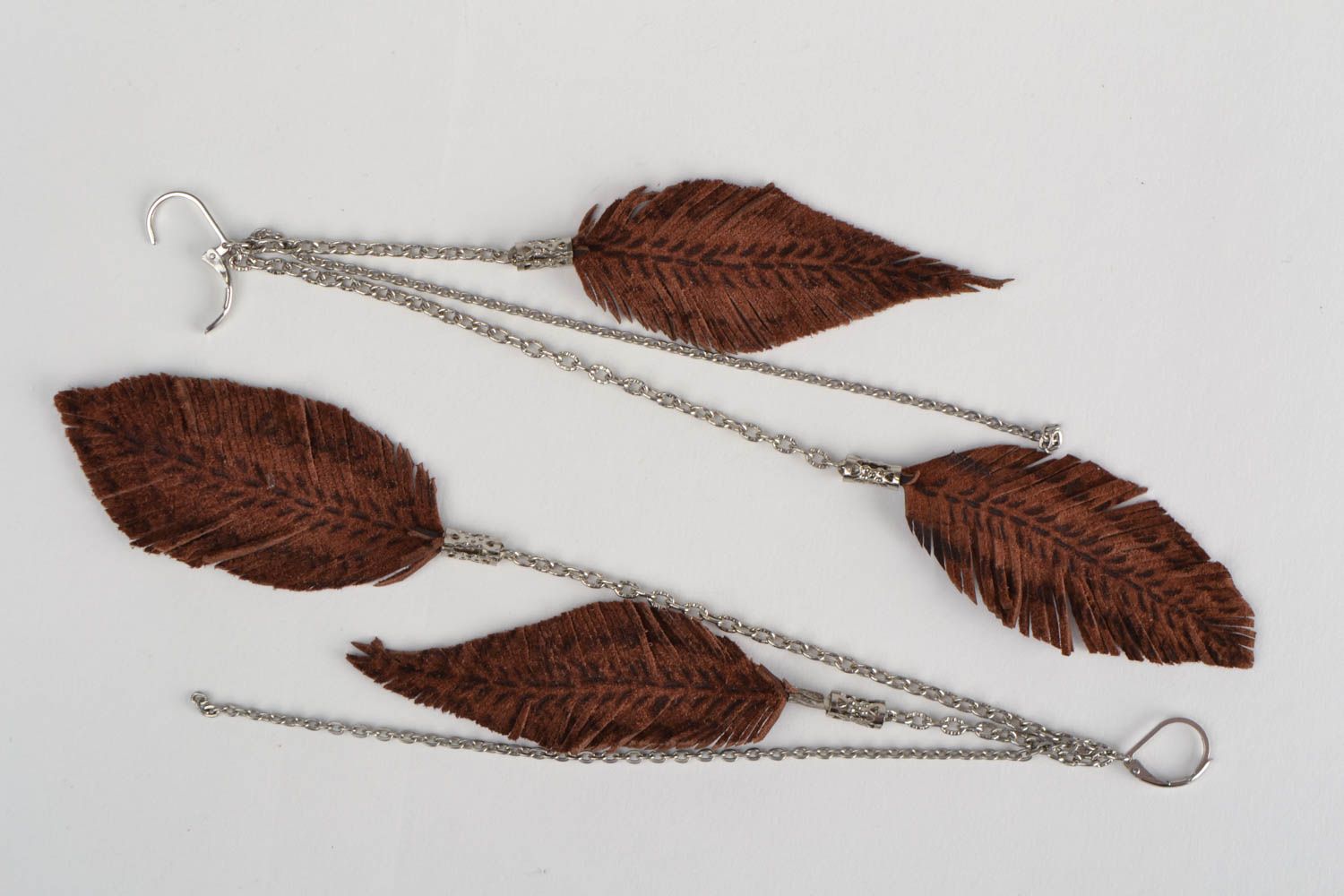 Lange Damen handmade Ohrringe aus Leder mit Anhängern in Form von Federn  foto 4