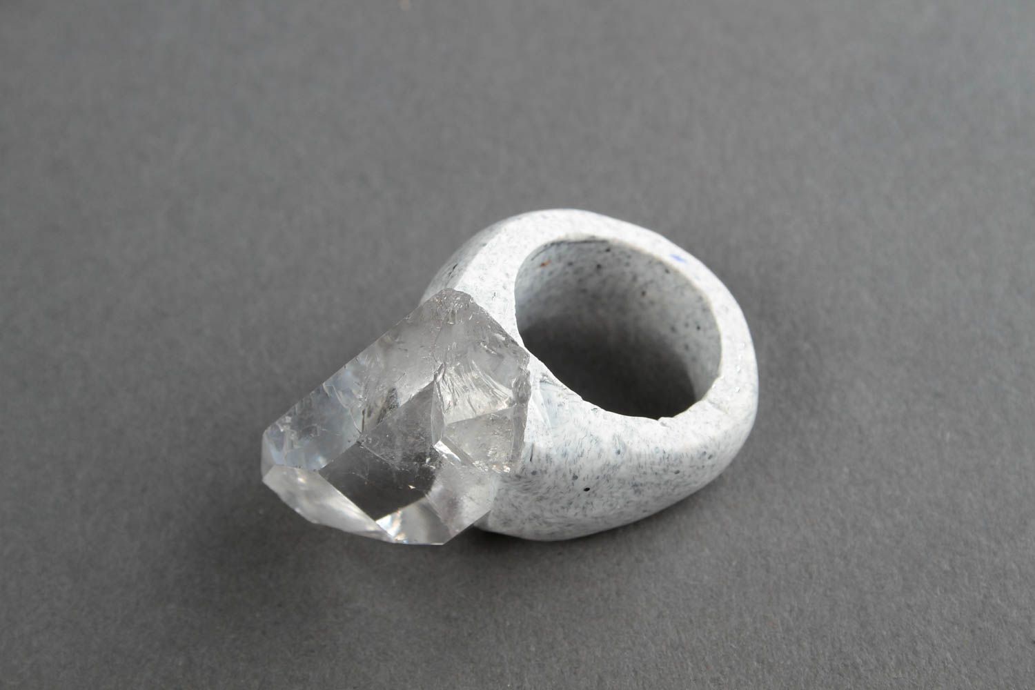 Кольцо ручной работы украшение из полимерной глины украшение кольцо серое фото 2