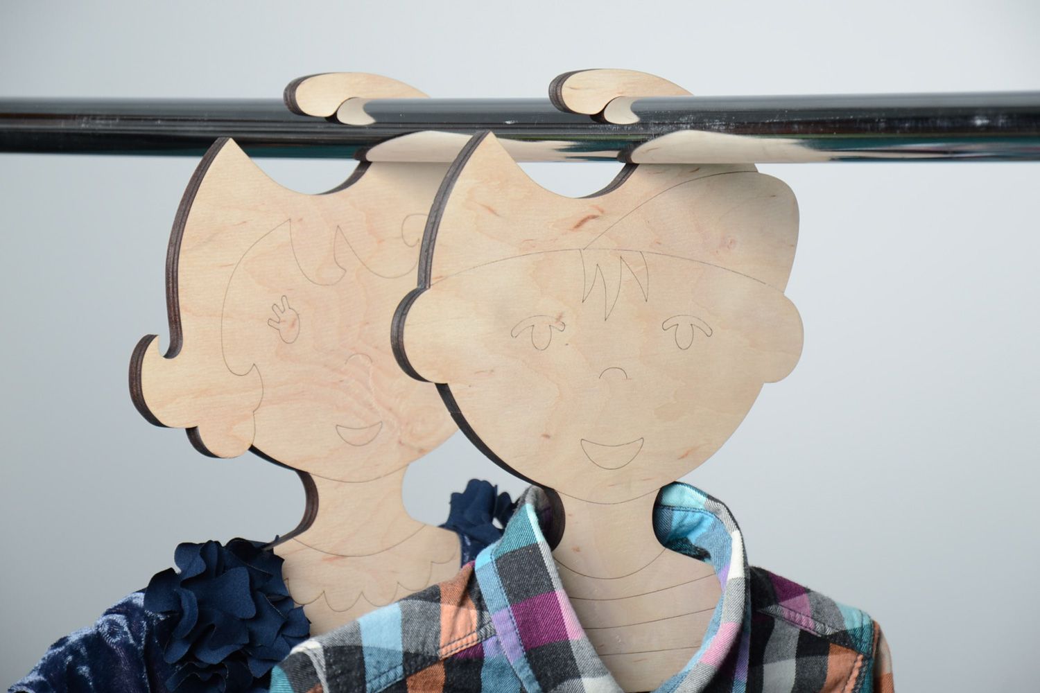 Joli cintre pour vêtement d'enfant fait main de design en contreplaqué Garçon photo 1