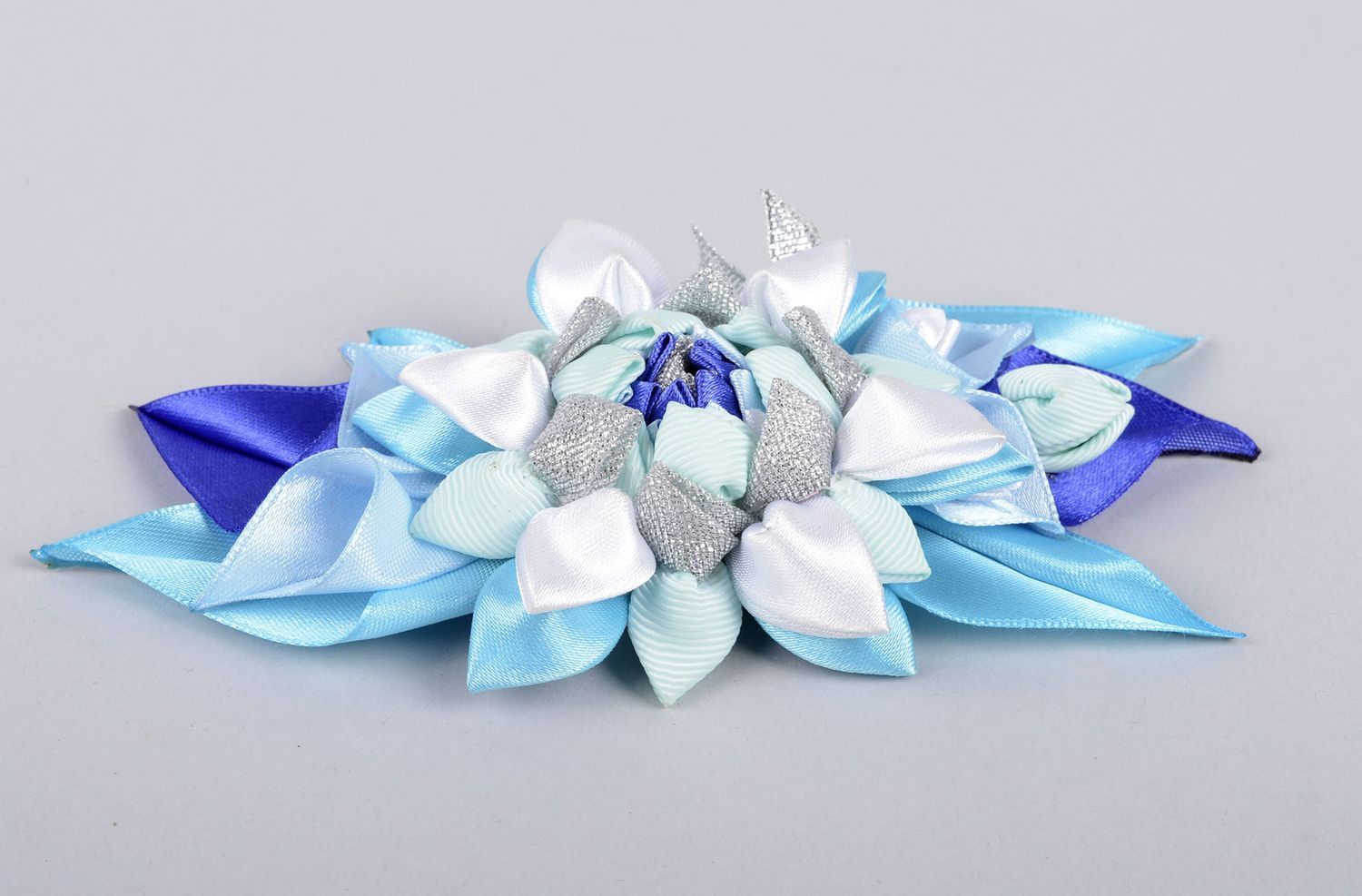 Broche fleur bleue faite main Bijou fantaisie ruban de satin Accessoire femme photo 1