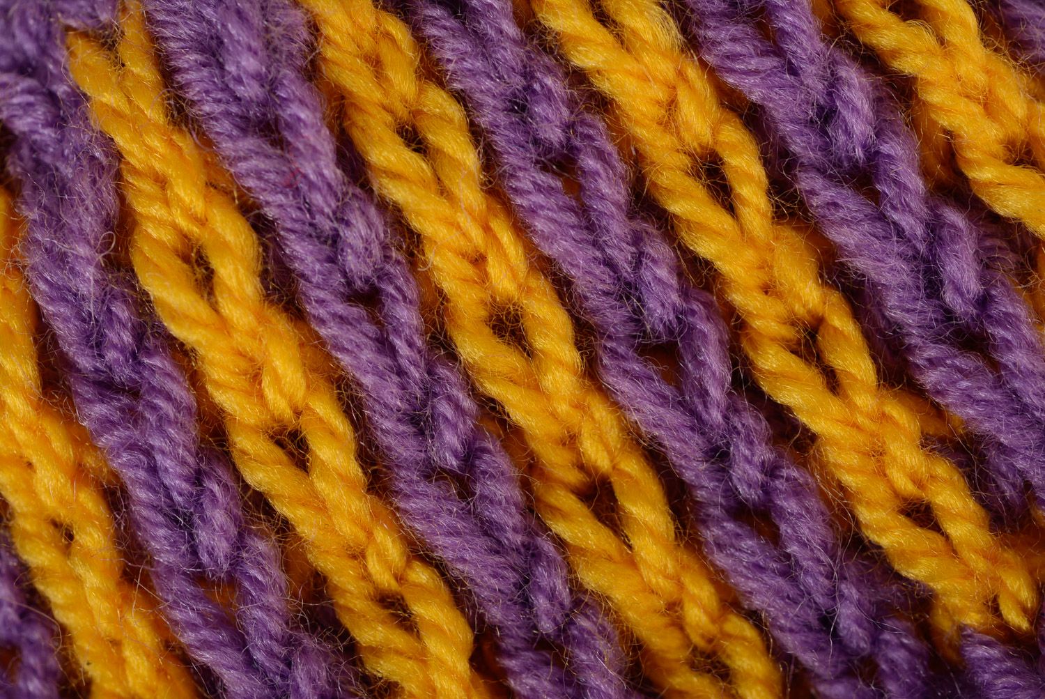 Muñeca de peluche artesanal tejida a agujas en vestido violeta niña  foto 5