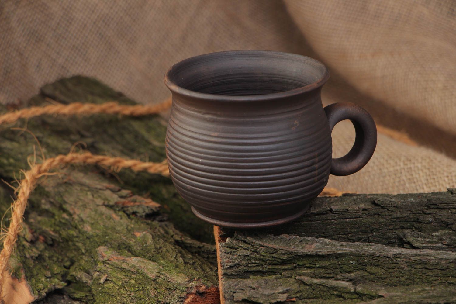 Глиняная чашка для чая в технике молочения ручной работы объемом 120 мл темная фото 1