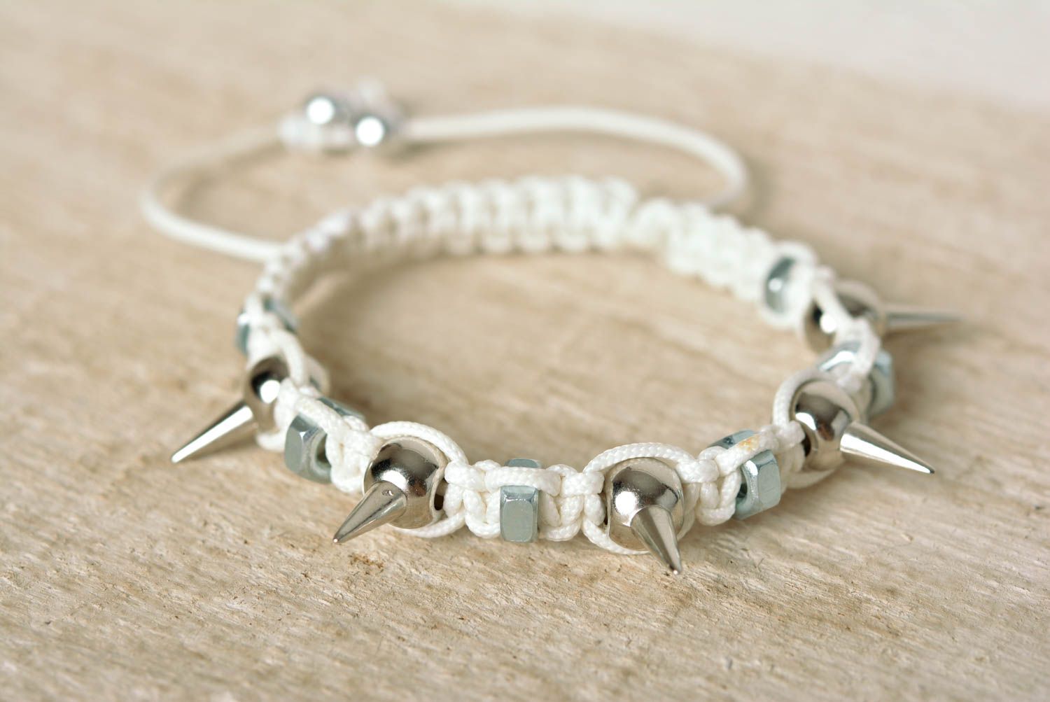 Украшения с шипами ручная работа набор браслет из шнура ожерелье с шипами белые фото 4
