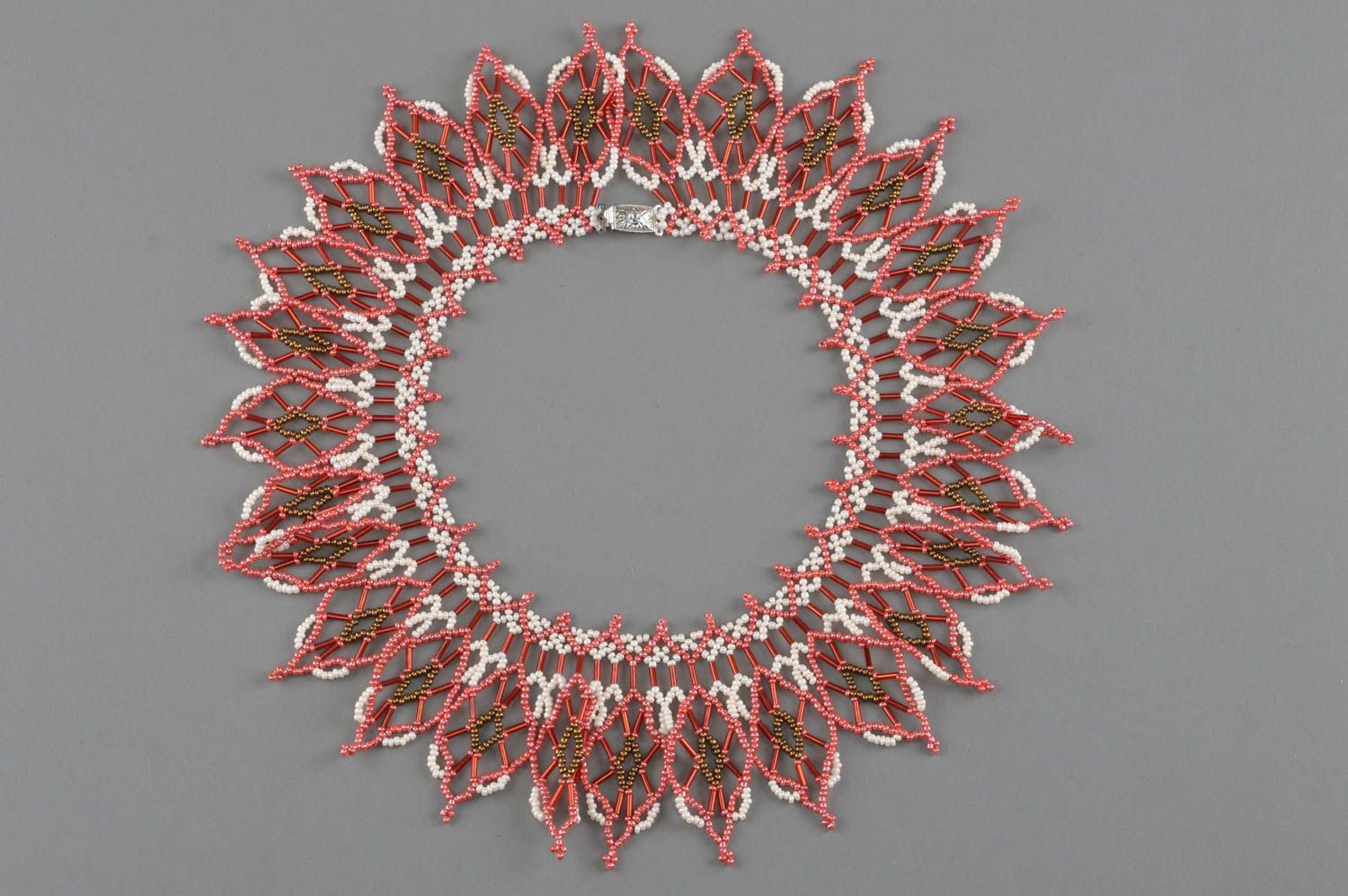Collier en perles de rocaille tissé gamme de couleurs rose ajouré fait main photo 2