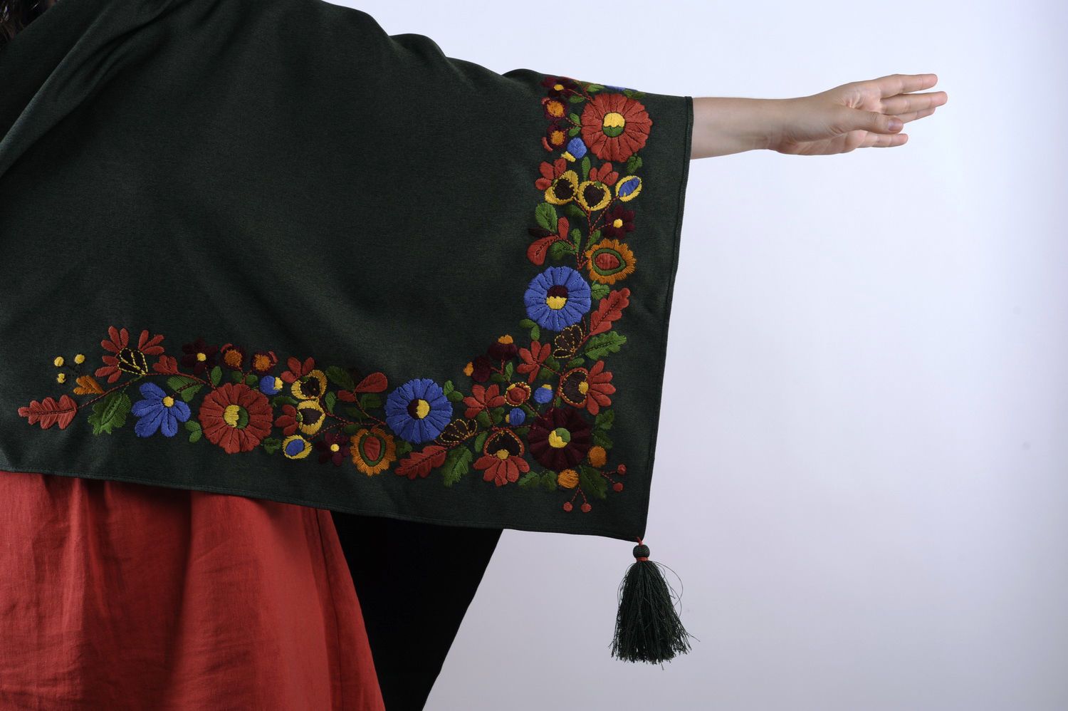 Wool shawl with hand embroidery photo 3