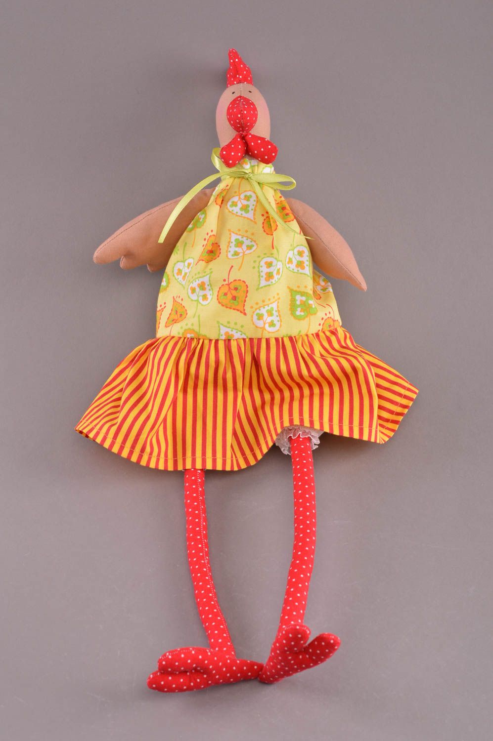 Petite peluche poule faite main en coton en robe jaune originale pour enfant  photo 3