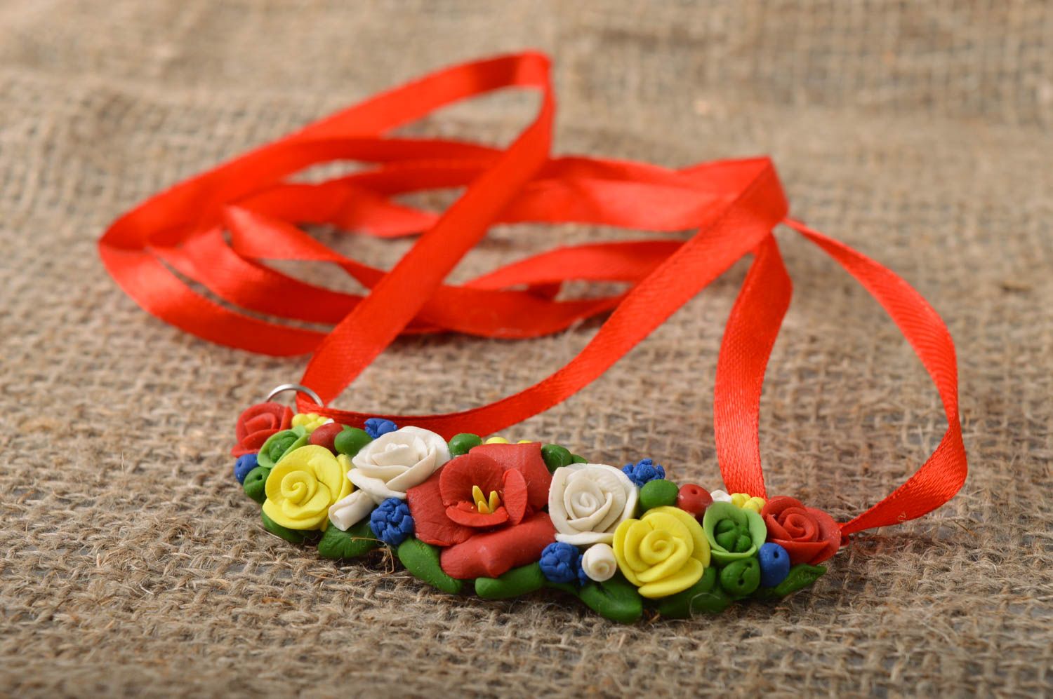 Joli collier sur ruban rouge avec fleurs en porcelaine froide fait main photo 1