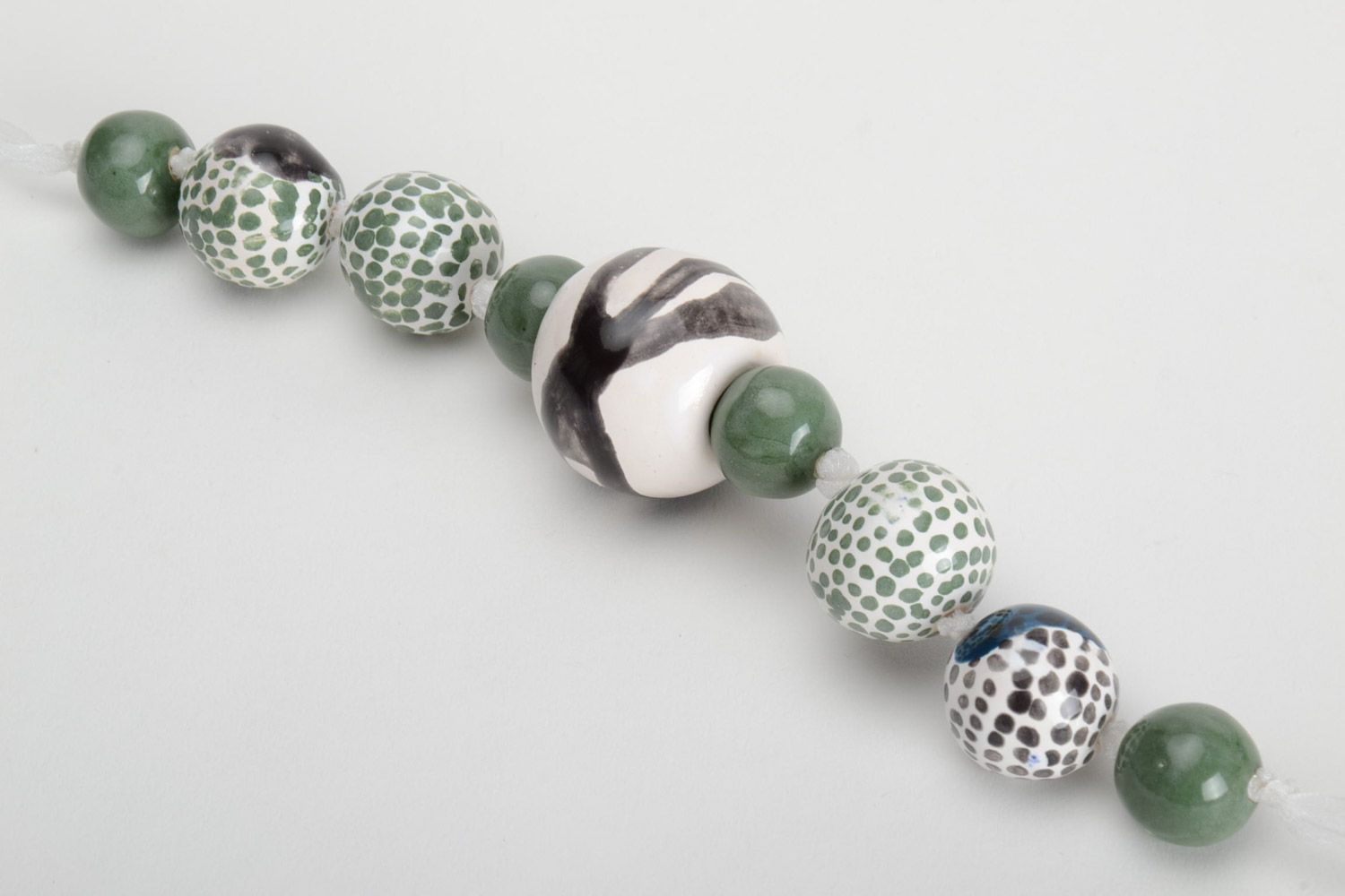 Крупное глиняное ожерелье с росписью эмалями на шнуре ручной работы серо-зеленое фото 4