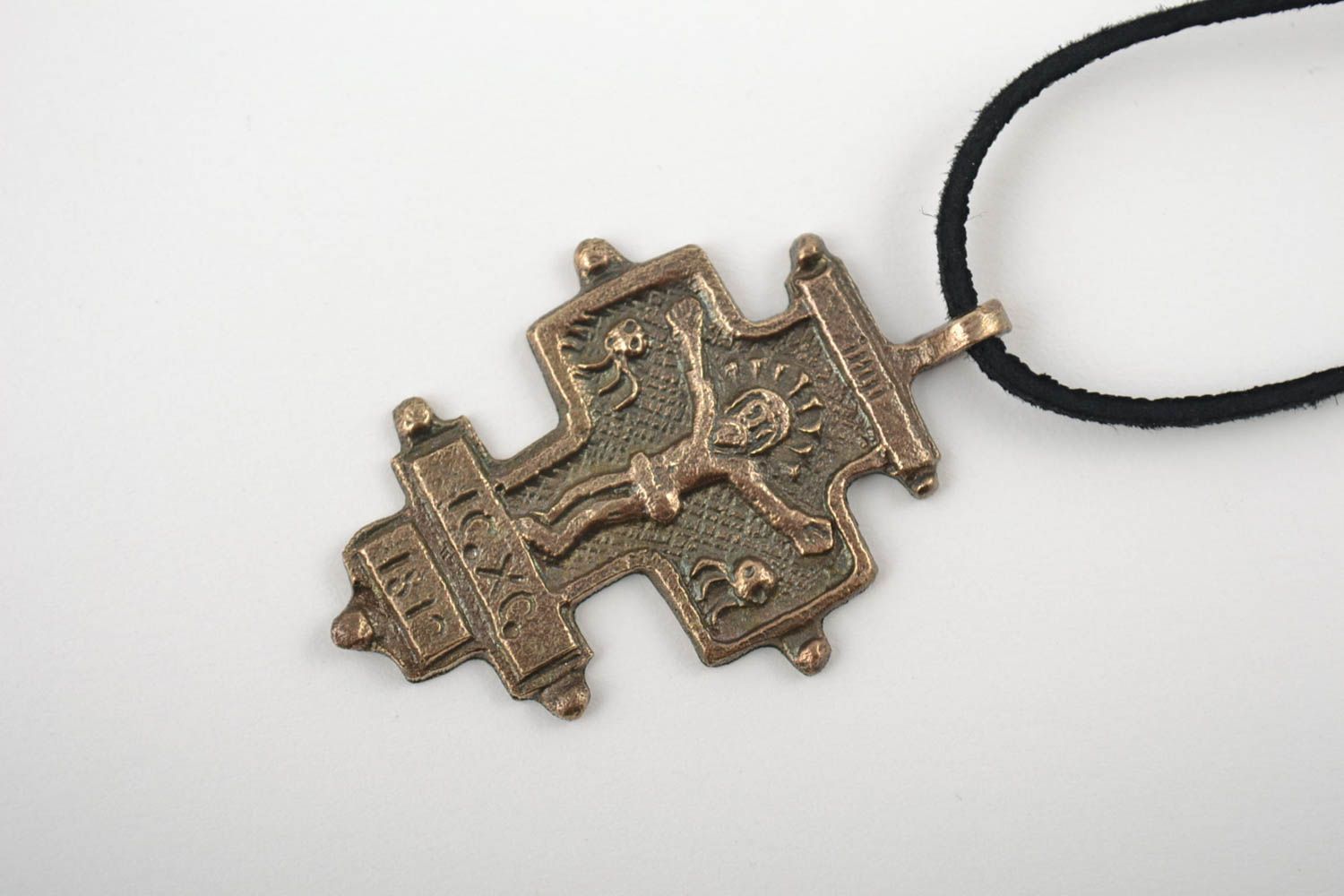 Большой крест из бронзы нательный литой ручной работы на черном шнурке фото 3