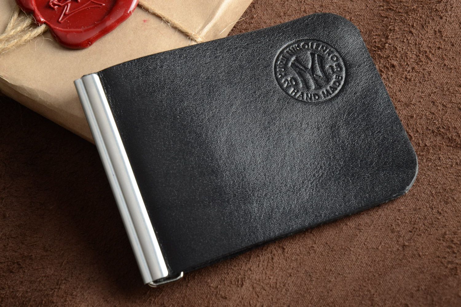 Handmade schwarze Geldklammer aus Leder mit silberfarbigem Metalleinsatz für Mann foto 1
