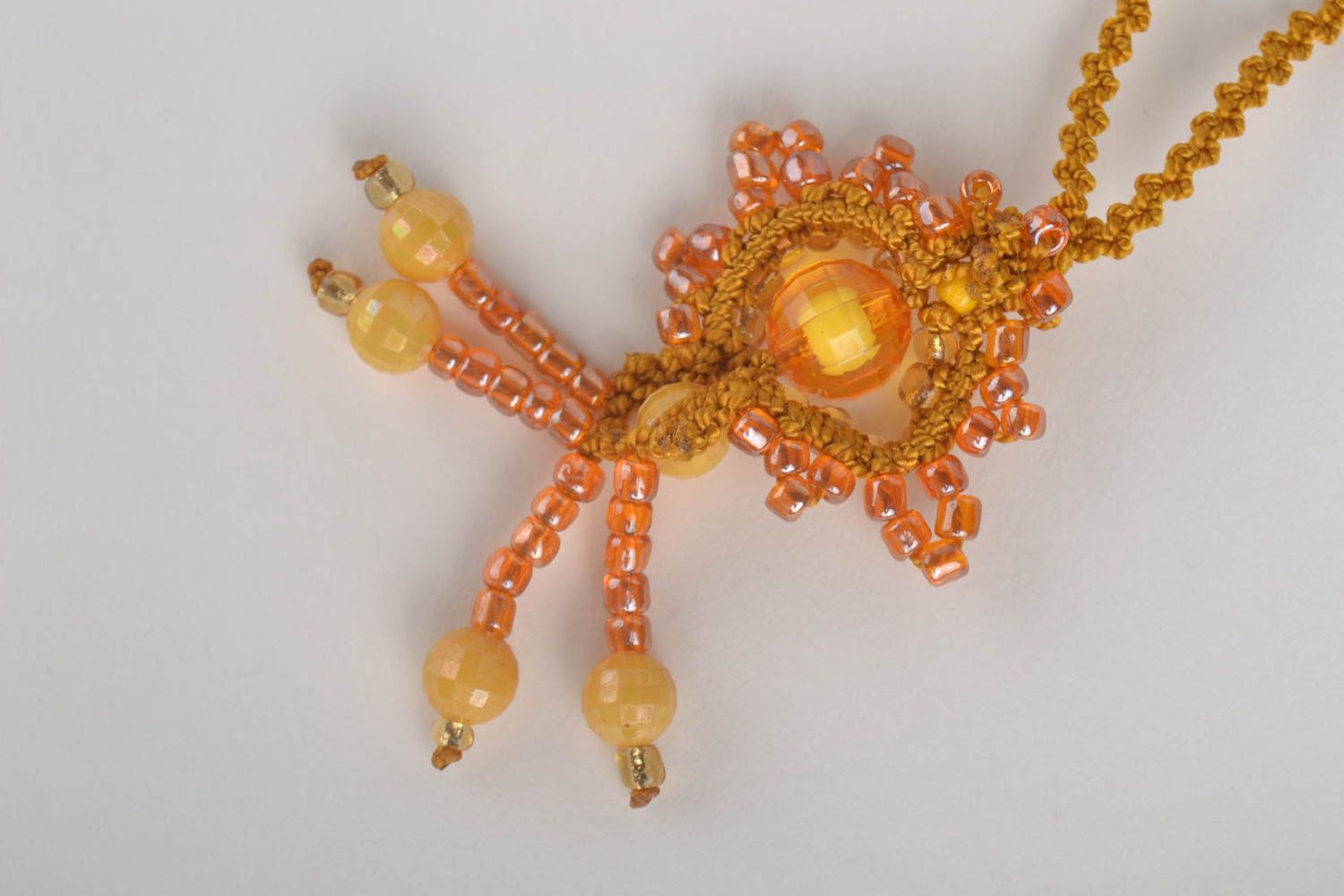 Pendentif en perles de rocaille Bijou fait main jaune macramé Cadeau femme photo 2