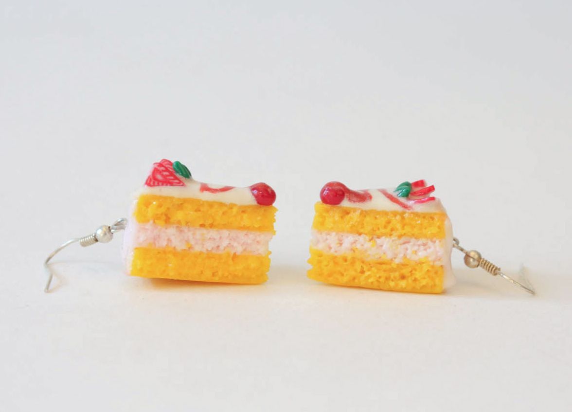 Boucles d'oreilles pendantes en pâte polymère Gâteau à fraise photo 4